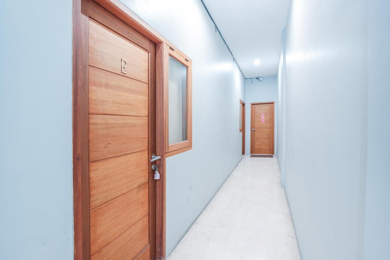 Oyo 286 Haji Saaba 20 Syariah Hotel Джакарта Екстериор снимка